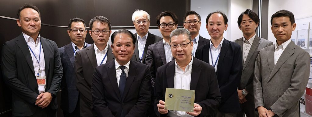 「OBC 奉行 Award」表彰盾授与時の集合写真(鈴与シンワート、OBC)